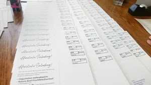 Für das grosse Fest am 19. und 20. Mai musste die Lernende viele Einladungen mit einem Poststempel versehen.