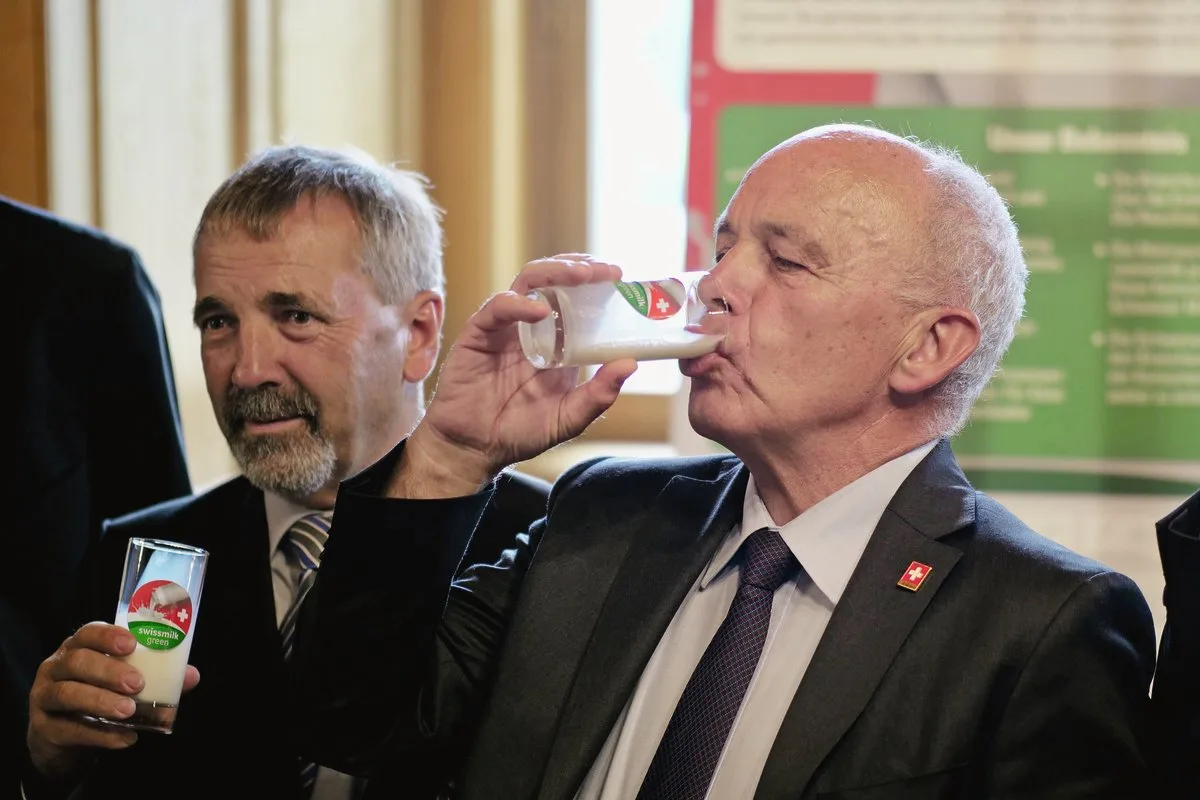 a43e1e054043bc04f859d3129c80a943536b5daa SMP-Präsident Hanspeter Kern (links) trinkt mit Bundespräsident Ueli Maurer «Swissmilk Green». Bild: Jürg Vollmer