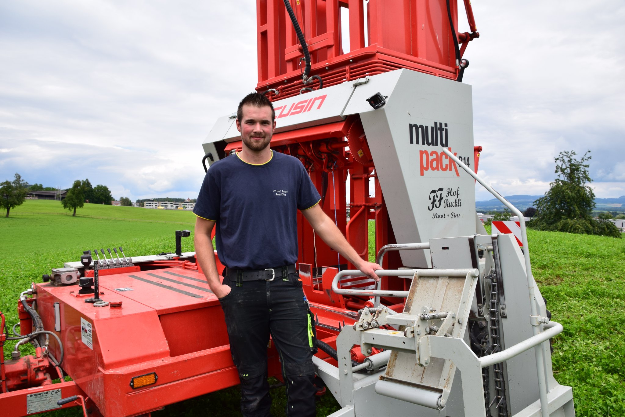 Der junge Landwirt Marc Ruckli ist sehr zufrieden mit seinem Ballenbündler, der in dieser Saison auf dem Fahrhof im aargauischen Sins zum ersten Mal im Einsatz ist. (Bild Lisa McKenna)