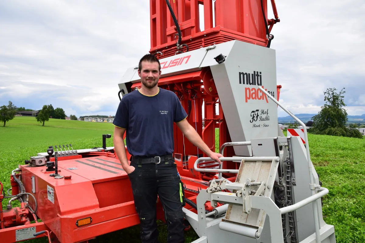 cd0e4f9a2c4ac8ee004a019a05b71616fbb7c941 Der junge Landwirt Marc Ruckli ist sehr zufrieden mit seinem Ballenbündler, der in dieser Saison auf dem Fahrhof im aargauischen Sins zum ersten Mal im Einsatz ist. (Bild Lisa McKenna)
