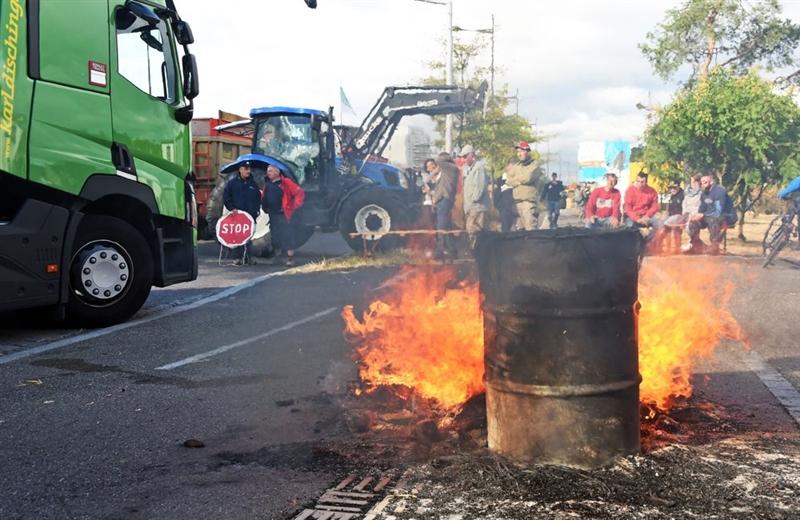 Wenn die französischen Bauern demonstrieren, geht es gerne heftiger zu und her - hier ein Bild einer früheren Protestaktion bei Strassburg. (Bild Keystone)