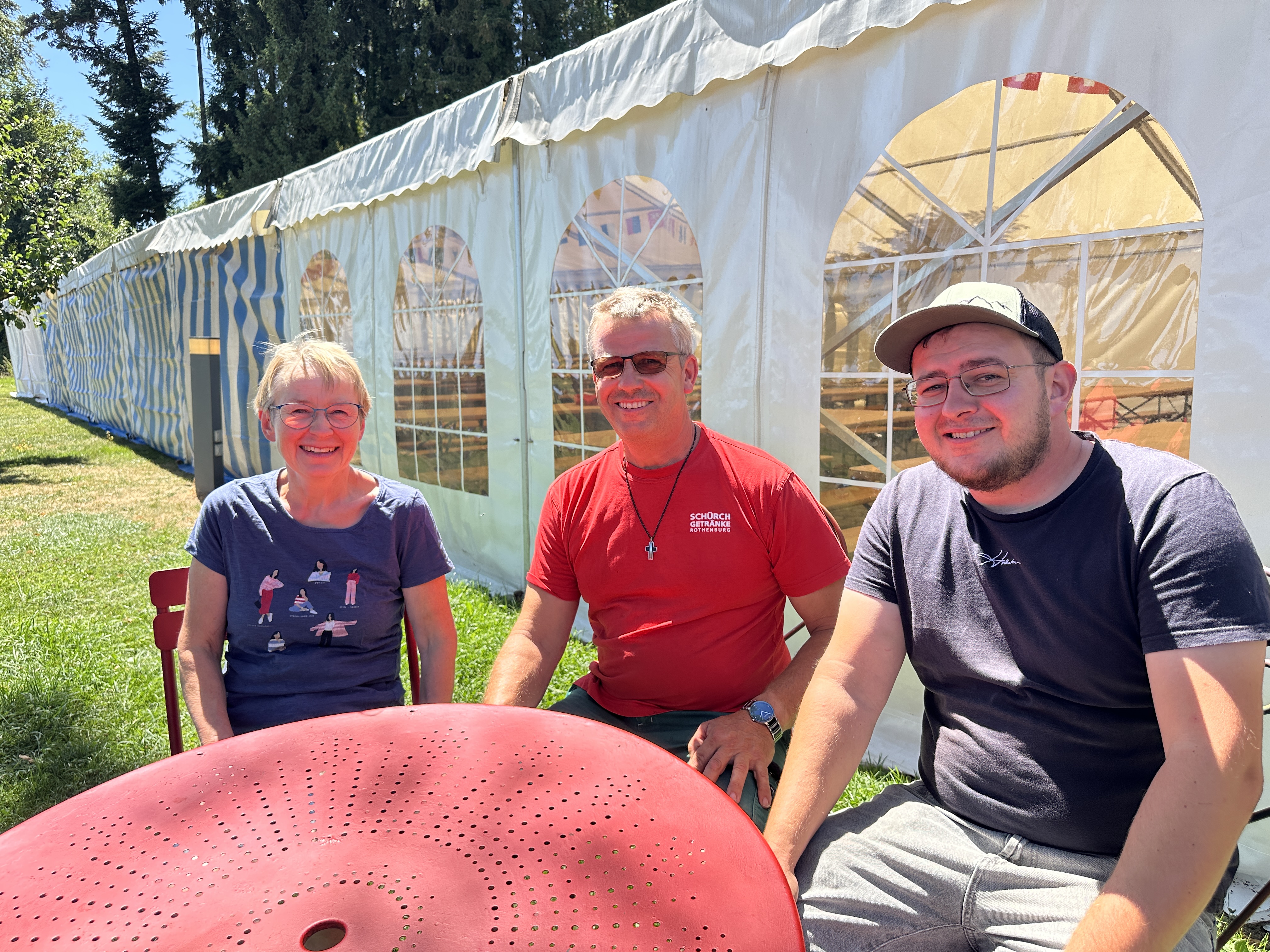 Marianne, Armin und Sohn Sebastian Gassmann (v.l.) vor dem grossen Zelt auf dem Bauernhof Stross, wo sie am Samstag wiederum einen Brunch anbieten.