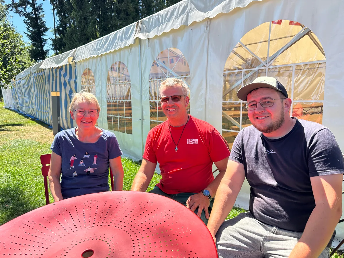 Marianne, Armin und Sohn Sebastian Gassmann (v.l.) vor dem grossen Zelt auf dem Bauernhof Stross, wo sie am Samstag wiederum einen Brunch anbieten.