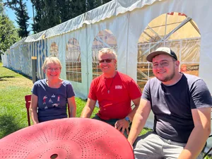 Marianne, Armin und Sohn Sebastian Gassmann (v.l.) vor dem grossen Zelt auf dem Bauernhof Stross, wo sie am Samstag wiederum einen Brunch anbieten.