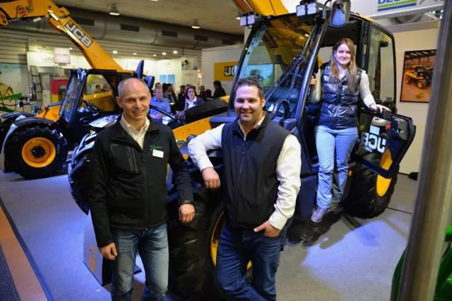a8135f3f0ece1193852f477e9006c53f9620d7d9 Hans Brülisauer, links und Sven Hänni, Vertriebspartner von JCB Agri Schweiz. Beschützt von JCB-Fee Tamara Wülser. (Bild Beat Schmid)