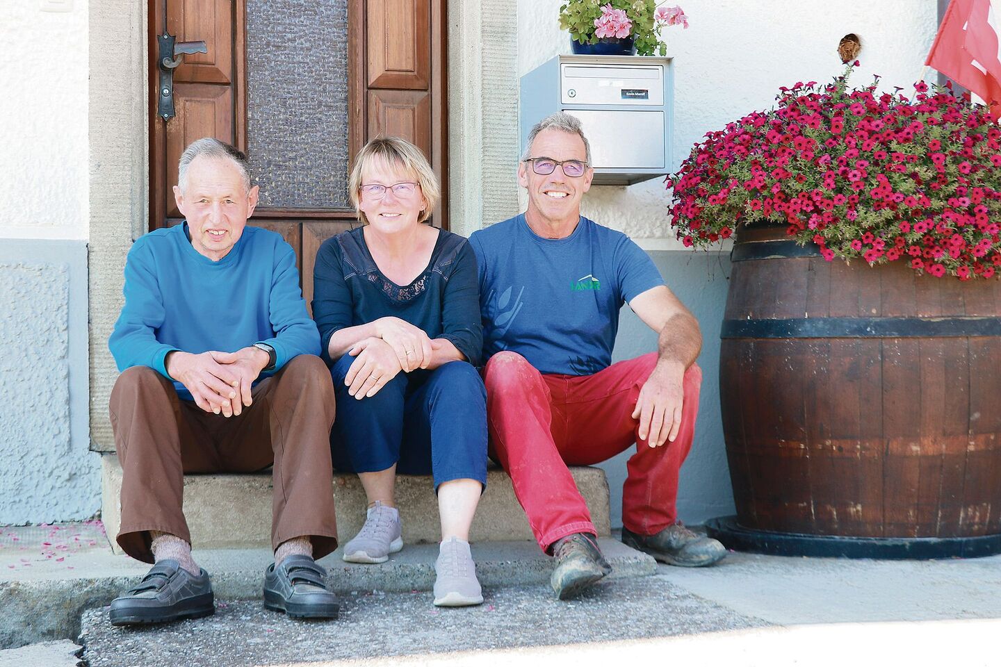 Seit 50 Jahren arbeitet Hans Gassmann (links) bei Familie Marolf. Sein erster Chef war der Grossvater von Daniel Marolf (rechts), dem heutigen Betriebsleiter, hier mit seiner Frau Irma.