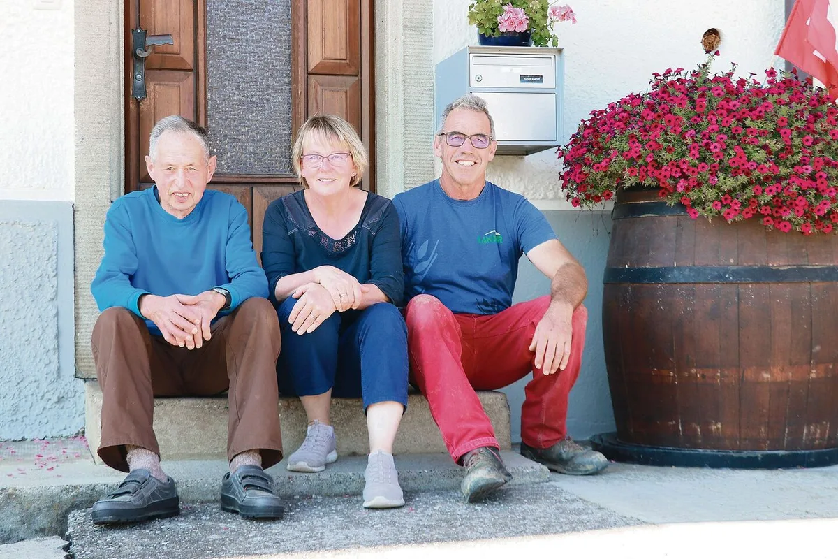Seit 50 Jahren arbeitet Hans Gassmann (links) bei Familie Marolf. Sein erster Chef war der Grossvater von Daniel Marolf (rechts), dem heutigen Betriebsleiter, hier mit seiner Frau Irma.