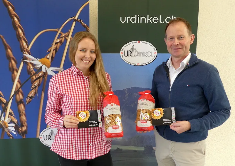 e82b6f1c5665788ec6eae960f1f16b57bfe0b88b Machen sich stark für Urdinkel-Pasta aus 100 % Schweizer Getreide: Sarah Gerster, Pasta Röthlin AG und Thomas Kurth, Geschäftsführer der IG Dinkel. (Bild zVg)