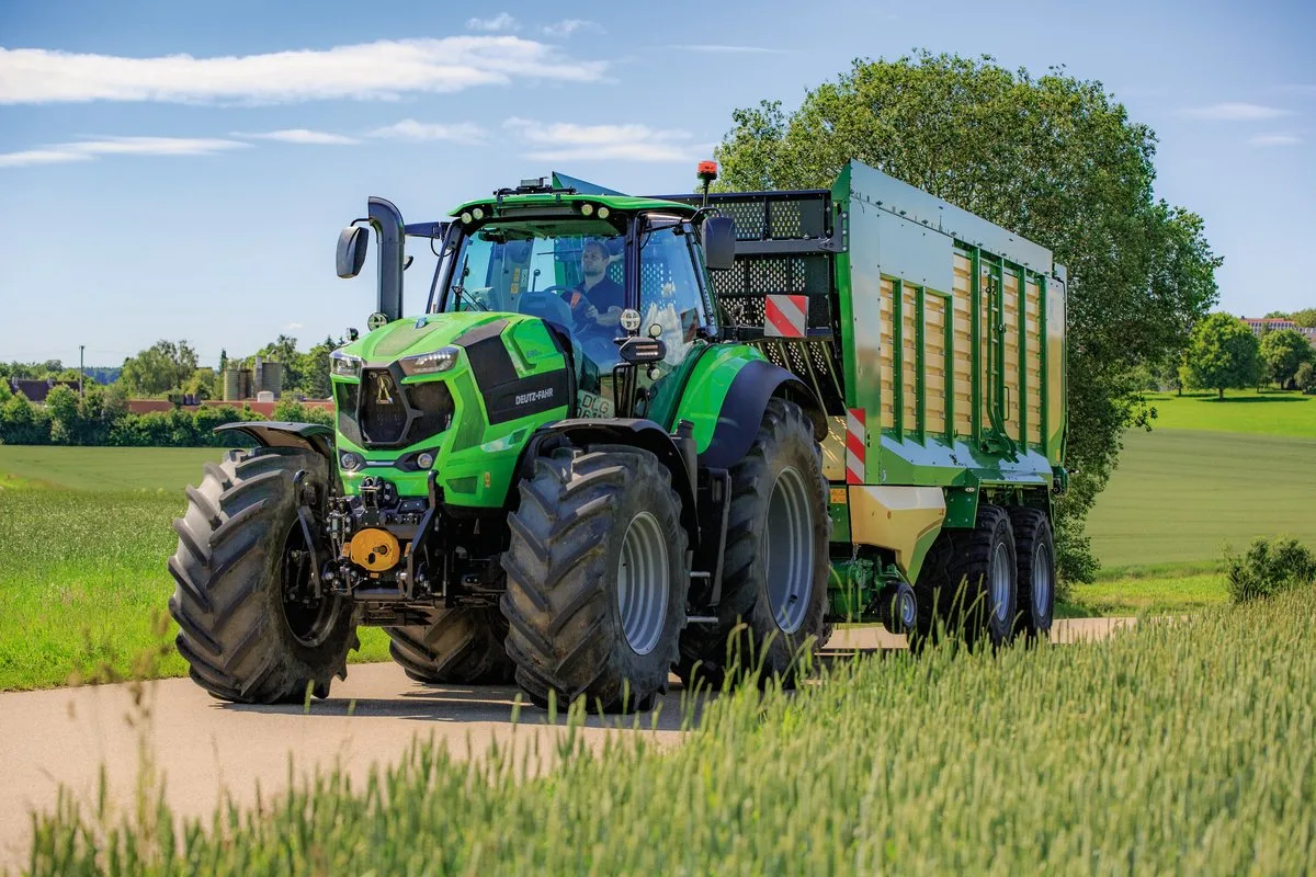4eb483e3d2456f8893cfa71b1fdcb8f86516d0b8 Der neue Deutz-Fahr 8280 TTV ist das erste Modell der neuen Serie 8. Er hat einen reaktionsfreudigen Motor und ein rasch reagierendes Getriebe. Bild: zVg