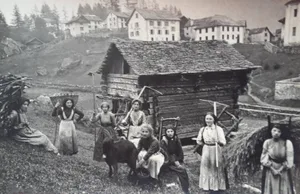 Locarnenser Fotograf Max Büchi fotografierte das mühselige Tagwerk der Frauen im entlegenen Bosco Gurin im Jahr 1914 für eine Ansichtskarte. Damals gab es noch keine gute Fahrstrasse zum Dorf hinauf.