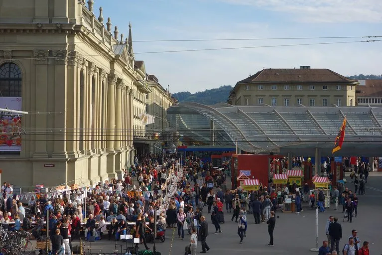 7d1c728543e0c03b6a31c2417148c05f019ffeb9 Das Foodsave-Bankett beim Berner Bahnhof zieht jeweils zahlreiche Personen an. (Bild OGG Bern)