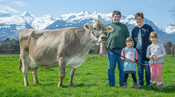 Familie Gstöhl aus Eschen FL mit der 100’000er Kuh Moiado Jamaica haben als Talbetrieb den Bio-Bruna-Award erhalten. (Bilder Braunvieh Schweiz)