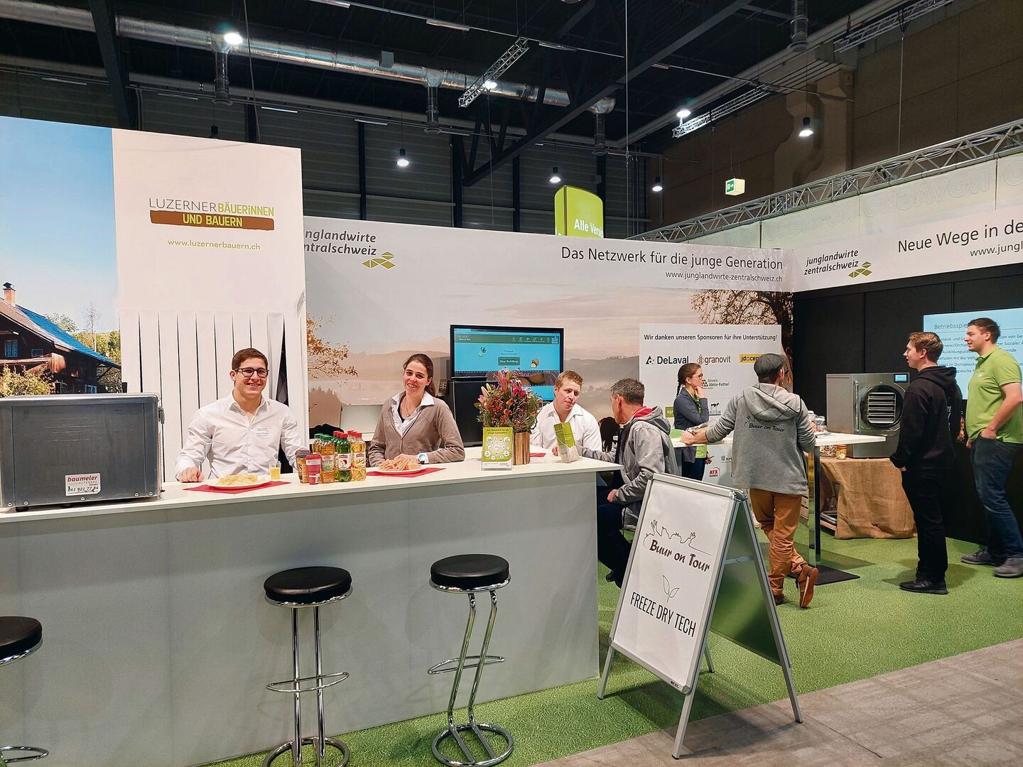 Treffpunkt Suisse Tier: Am Stand der Junglandwirte Zentralschweiz bei den Luzerner Bauern wird zurück, aber auch nach vorne geschaut.