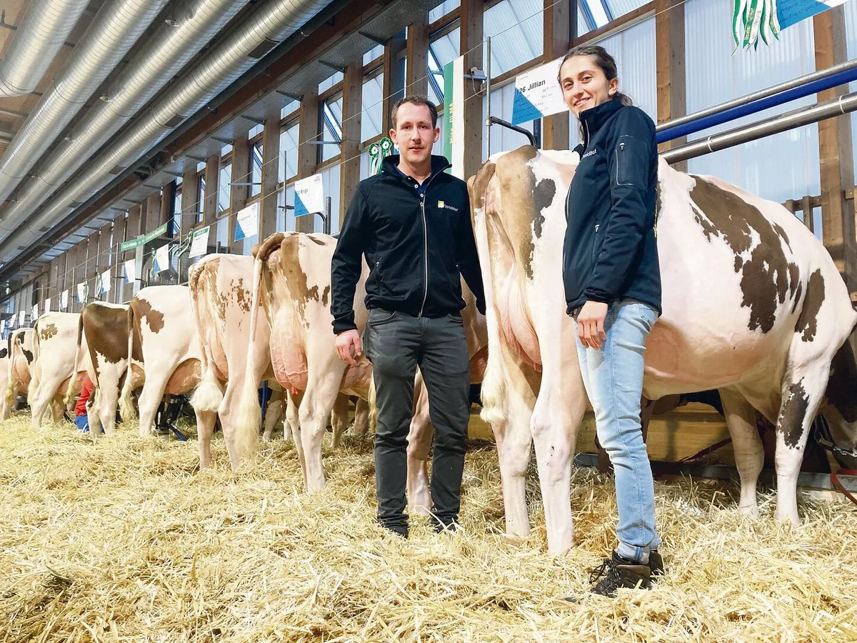 cef5a7e3c8ea0e7204a4cfcc77c41a4b78058b6d64d802660346ea3f559f55ca Katrin Müller (rechts) war zuständig für alle Arbeiten rund um die Tierausstellung des Gastkantons. Unterstützt wurde sie von Silvan Moser (links).