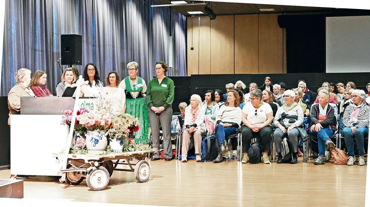Vor zahlreichem Publikum verdankt Agnes Schneider Wermelinger (ganz links) die Arbeit der Frauen (stehend), welche den Tag der Bäuerin an der Olma organisieren.
