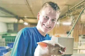 Elias Lehmann ist im dritten Lehrjahr und arbeitet sehr gerne mit Schweinen.