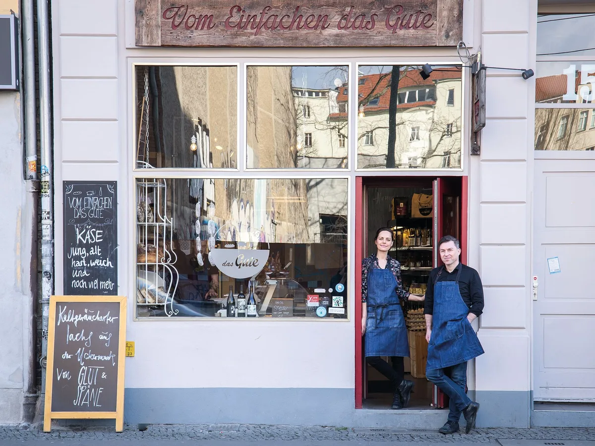 b00b015fffa276f4e068752c883c30baddd0e8ec Das Lebensmittelgeschäft «Vom Einfachen das Gute» in Berlin spricht vor allem das Herz des Konsumenten an.Geschäftsführer Jörg Reuter sagt, dass seine Verkäuferinnen zu jedem Produkt eine Geschichte erzählen können. (Bild: Sascha Walz)