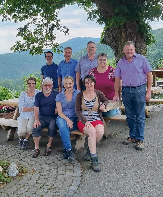 96a4adc16a3d49a40b91df4fa000992bf36772c6dc56958abd37e3fac2302fbb Der SKBV-Vorstand im Jubiläumsjahr mit Präsidentin Kathrin Meyer (sitzend, 3. v. l.).