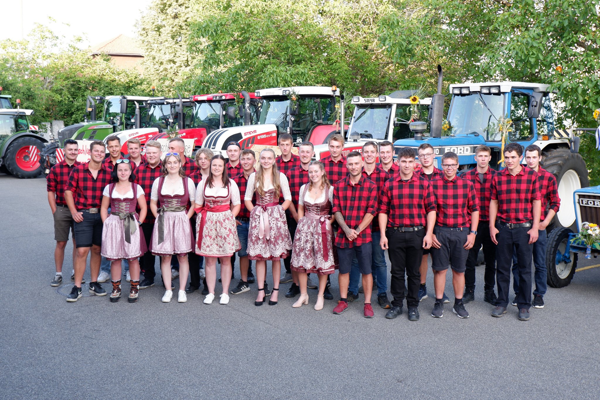 Am Wallierhof wurden 34 Landwirte und 11 Landwirtinnen diplomiert