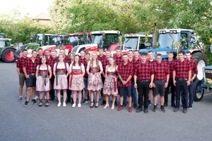 Die Absolvent(innen) der landwirtschaftlichen Grundbildung am Wallierhof freuen sich über ihren erfolgreichen Abschluss.