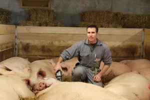 Peter Anderhub trägt bei seinen Stalldurchgängen jeweils einen Handterminal auf sich. Der Tierhalter kann so die Futtermenge individuell vor Ort korrigieren und weitere Daten abrufen. (Bilder mf)
