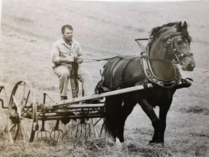 Das Bild von Fritz Helfer zeigt Hunter während seiner Arbeit in der Landwirtschaft. Das Bild fand im Buch über Max Verwendung.
