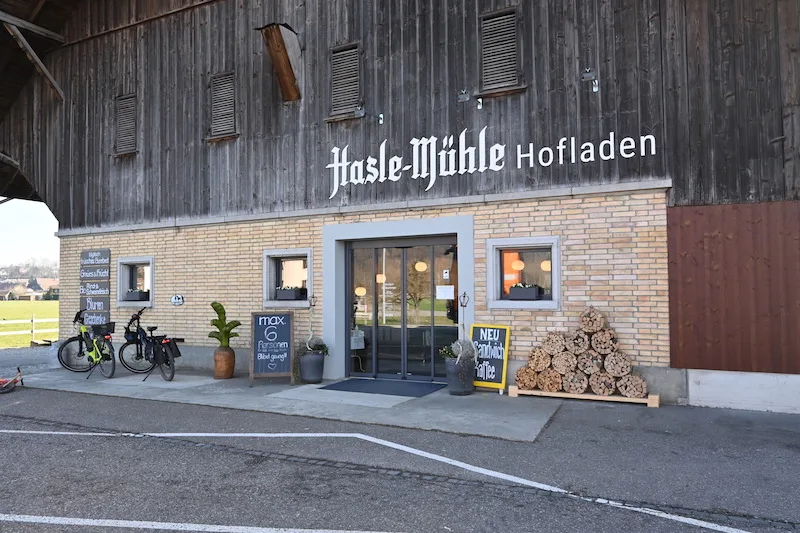 f6ecfb253ab6e6a72679599cec9aa576aa3df804 Der Standort des Hofladens ist direkt neben dem Kreisel zwischen Burgdorf und Hasle. Da kommt viele Laufkundschaft vorbei. (Bilder jba)