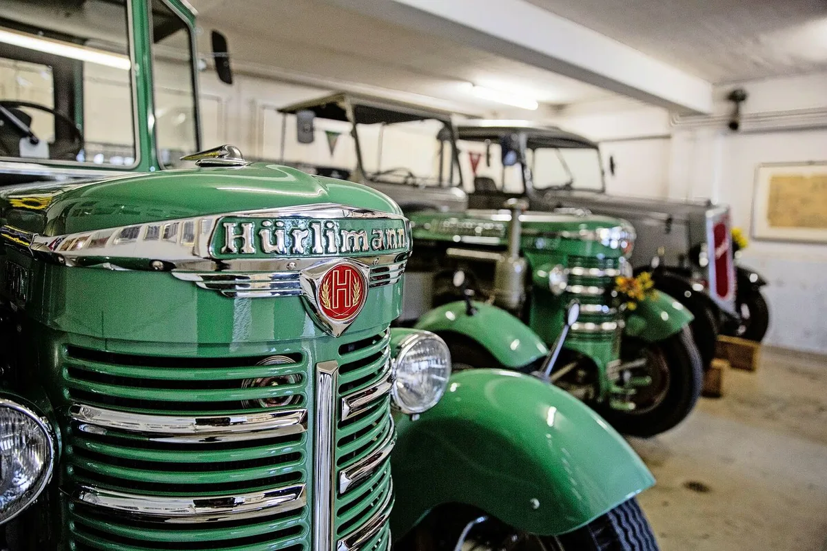 382c73d522972287b1af8a86f6896d5736dc686a198c9c63c025cce03d4e48cf Ob wohl diese schön gepflegten Oldtimer seinerzeit auch vor Gericht gezogen wären und geklagt hätten?
