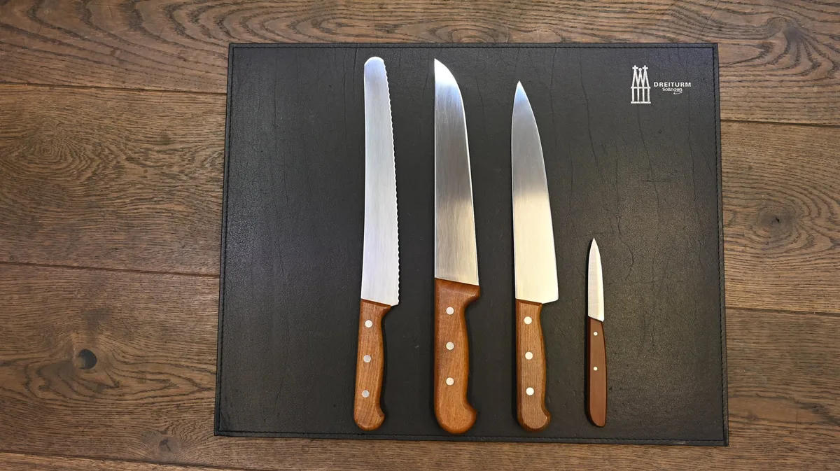 Diese_vier_Messer__Brotmesser__Fleischmesser__Gemüse-_oder_Kochmesser_und_das_Rüstmesser__v._l._n._r.___gehören_zur_Grundausstattung_in_einer_Küche Welche Messer braucht eine Haushaltsküche wirklich?