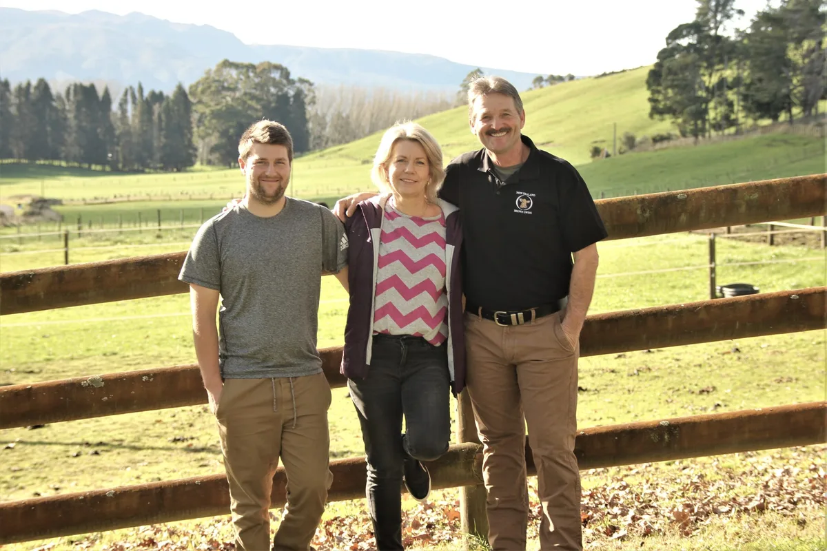 Das Betriebsleiterehepaar Susan und Peter Gretener mit Sohn Kevin (links), der Vollzeit auf dem Betrieb angestellt ist. (Bild Matthias Stadler)