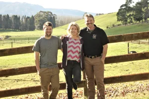Das Betriebsleiterehepaar Susan und Peter Gretener mit Sohn Kevin (links), der Vollzeit auf dem Betrieb angestellt ist. (Bild Matthias Stadler)