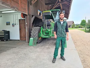 Lukas Streit kennt sich als Landwirt und Landmaschinenmechaniker mit der Maschinenpflege aus.