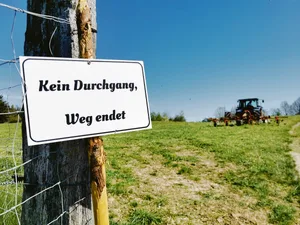 Auch wenn Wetter und Natur locken: Wiesen und Felder werden landwirtschaftlich genutzt. Das Betreten ist unerwünscht.(Bild sb)