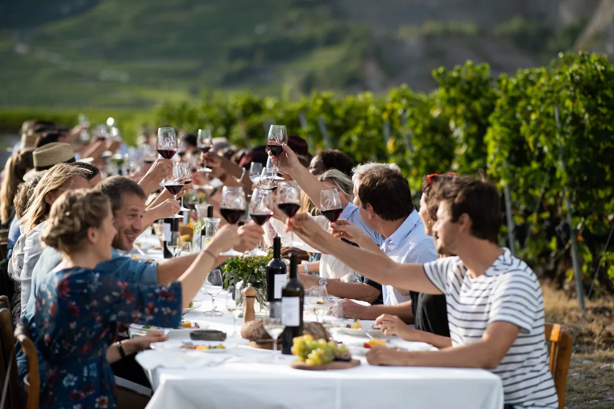 Omaire_OLI2206 Ein gutes Glas Wein mit Menu geniessen am Walliser Sommer-Weinfestival