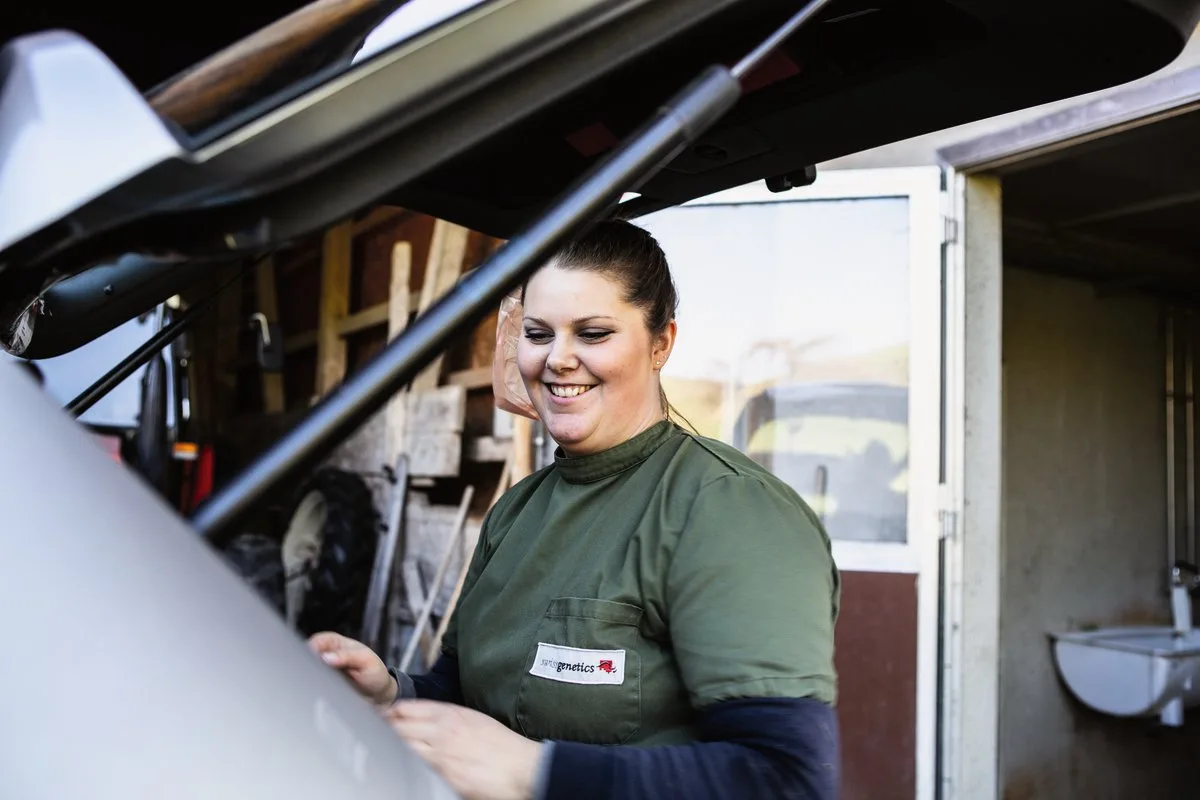 ed44cc84f28b49dacd802b41776b19be06043392 Als Besamungstechnikerin ist Sonja Geiser viel unterwegs. Im Wiggertal kennt sie bereits viele versteckte Ecken. Bild: Pia Neuenschwander