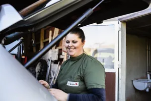 Als Besamungstechnikerin ist Sonja Geiser viel unterwegs. Im Wiggertal kennt sie bereits viele versteckte Ecken. Bild: Pia Neuenschwander