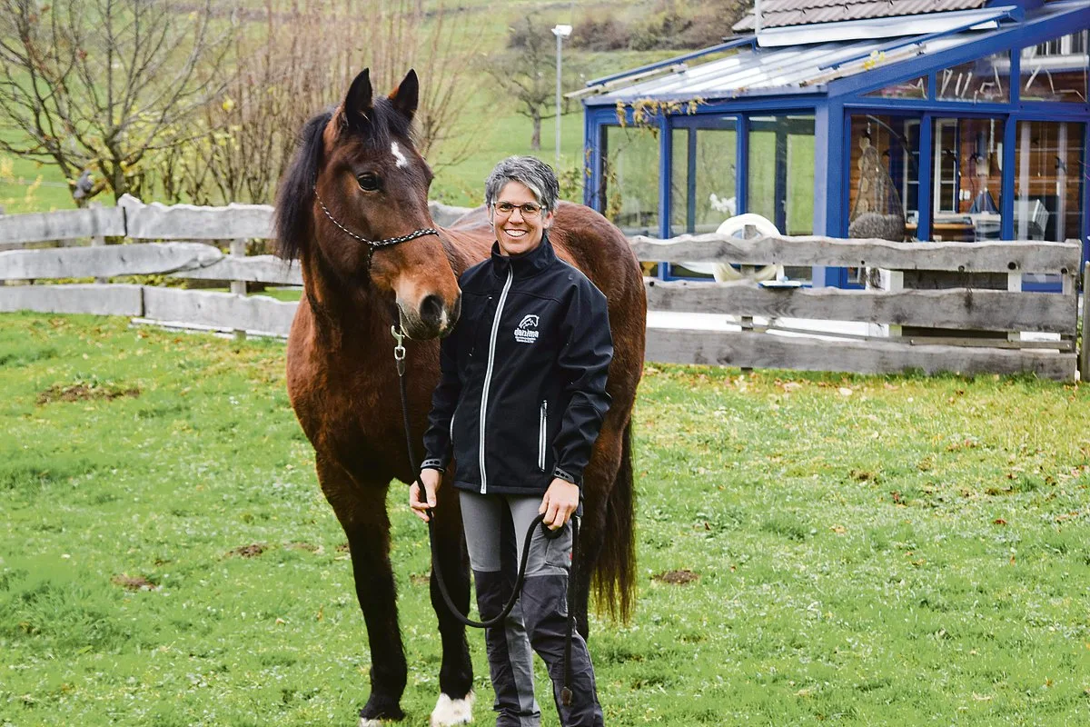 237f57390f0d1ef2e1411d1f6e8662bc88719c05 Daniela Marty mit ihrer Stute Lila. «Pferde spiegeln dich zu 100 Prozent wieder», sagt die 49-Jährige.(Bild Stefanie Giger)