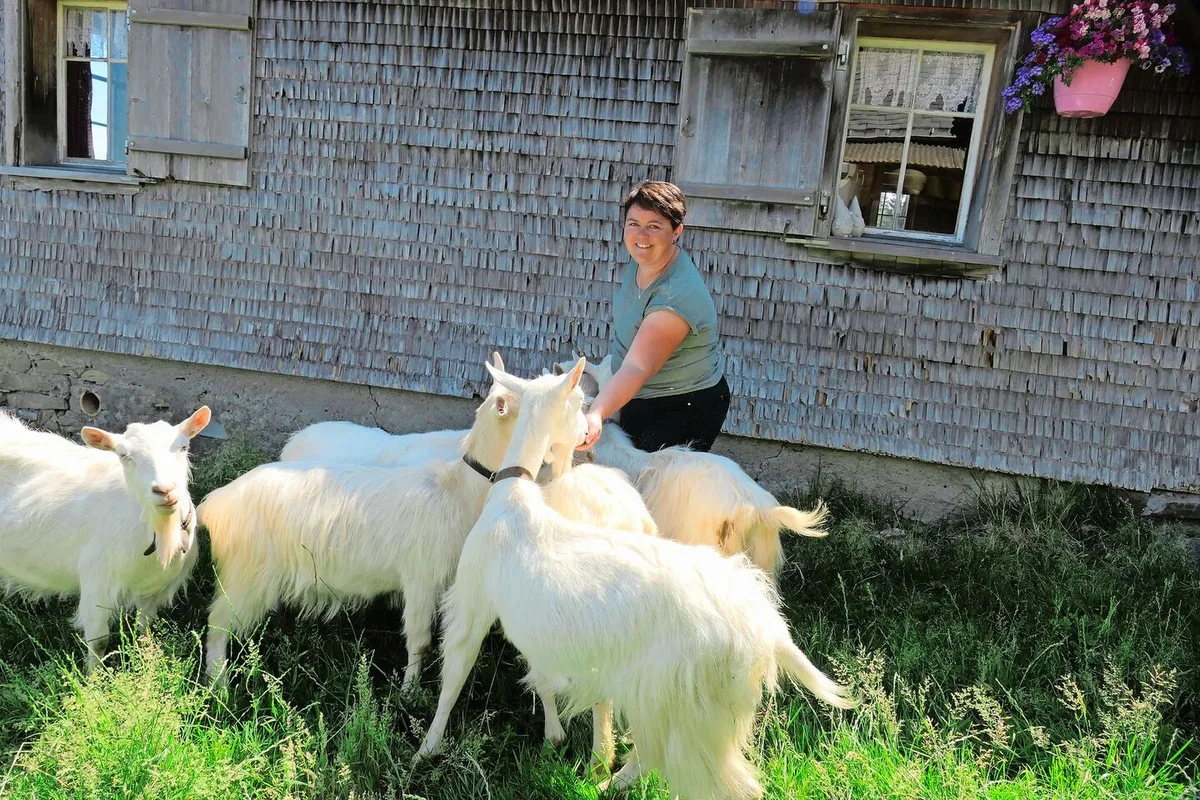 Die Toggenburger Bäuerin Patricia Giezendanner verbringt während der Saison viel Zeit bei den Milchkühen auf der Sommerweide. Mit dabei sind auch die sieben Appenzellerziegen.