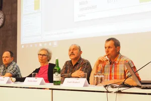 Sie diskutierten über die Zukunft der Bündner Milchalpen (v. l. n. r.): Markus Michel, Elita Florin, Teodor Solèr, Fadri Riatch. (Bild: chw)