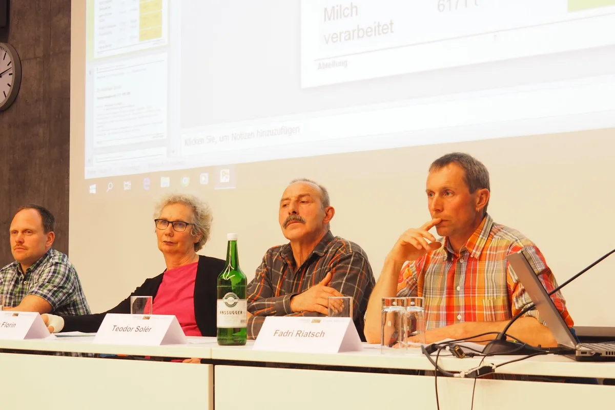 d8e0a60e674bb961ead0b7316dda4489325b642f Sie diskutierten über die Zukunft der Bündner Milchalpen (v. l. n. r.): Markus Michel, Elita Florin, Teodor Solèr, Fadri Riatch. (Bild: chw)