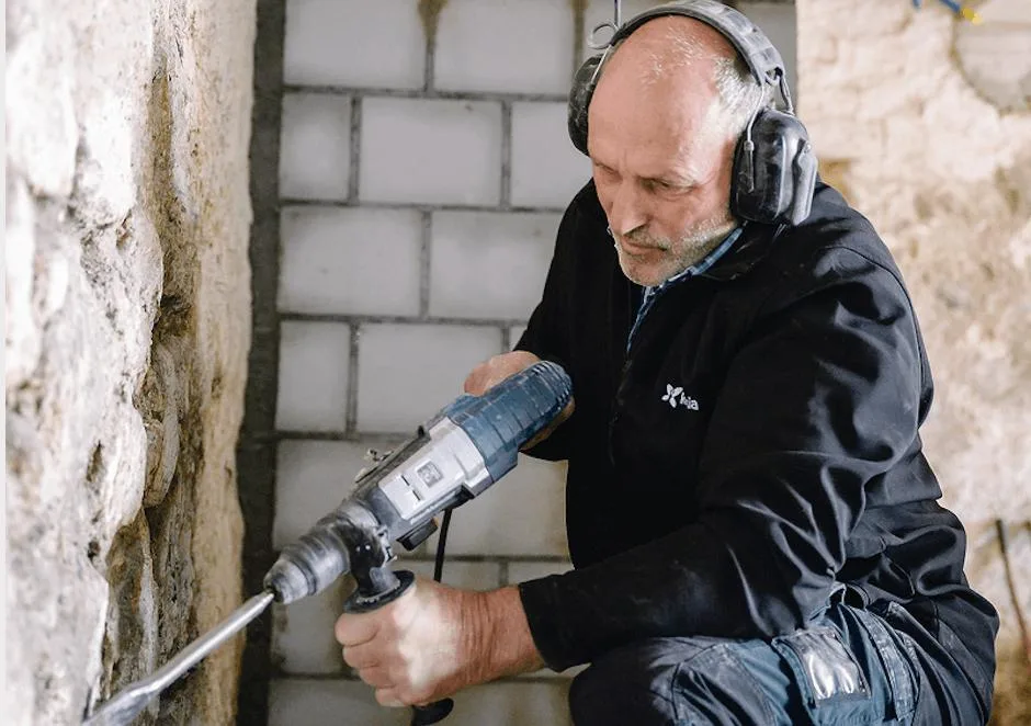 8e58c10abc7163187f9bbfc8d4a990d60e8ffb6a Christian Kämpf hat noch viel Arbeit, bis sein Traum, die Käserei, fertig ist. (Bild zVg Schweizer Berghilfe, Max Hugelshofer)