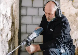 Christian Kämpf hat noch viel Arbeit, bis sein Traum, die Käserei, fertig ist. (Bild zVg Schweizer Berghilfe, Max Hugelshofer)