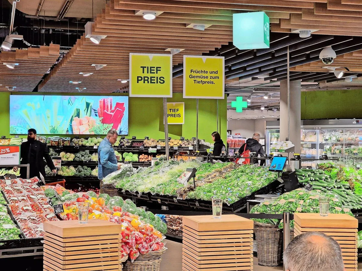 eb4f193548bea9b6554022c76ee928cc337e97ad9cfef58d088b684cbe097fbe Schwarz und gelb wird die Tiefpreisstrategie der Migros im Laden gut sichtbar gemacht. Am Montag wurden die Medien in der Filiale des Hauptsitzes in Zürich über die Veränderungen informiert.