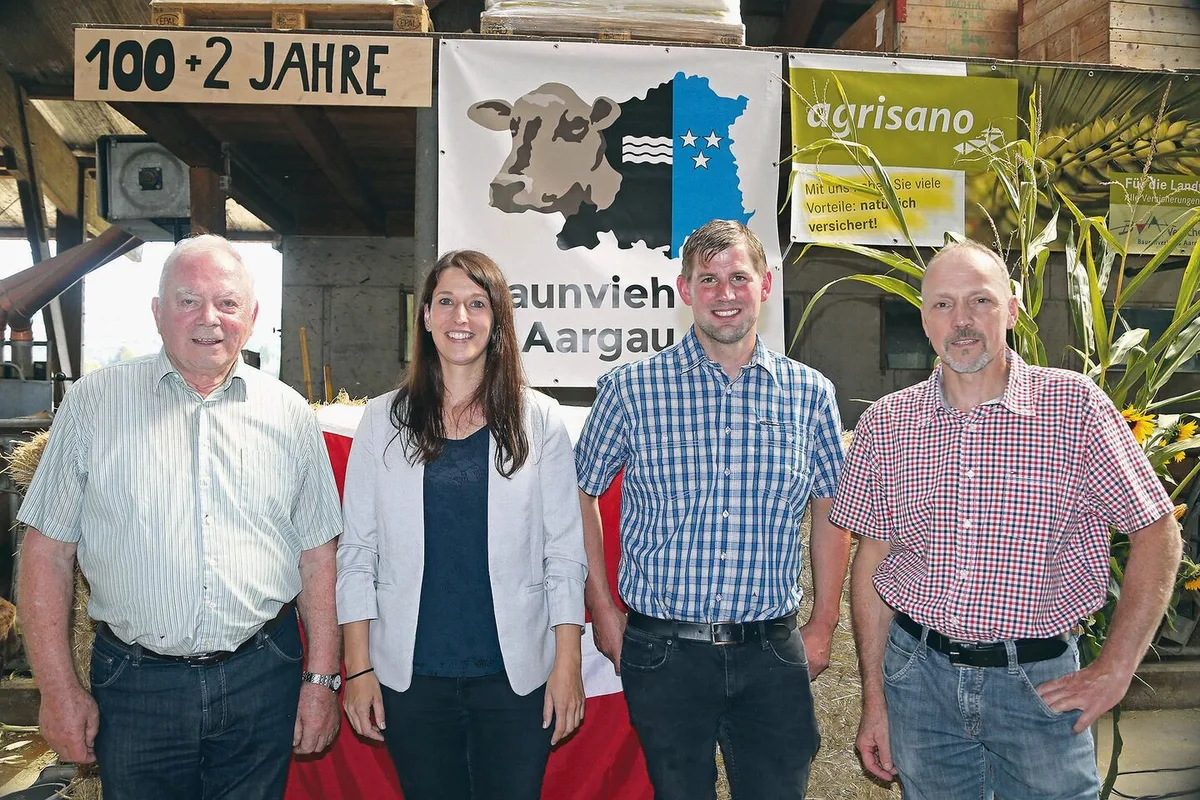 3d7f3f5e0ef9ee922fd8fe83caca2425455398ea38b723bc2fde9837ed99d90c Hans Barmettler, Geschäftsführerin Mirjam Zumbühl, Cyrill Gauch und Hugo Abt (v. l.).