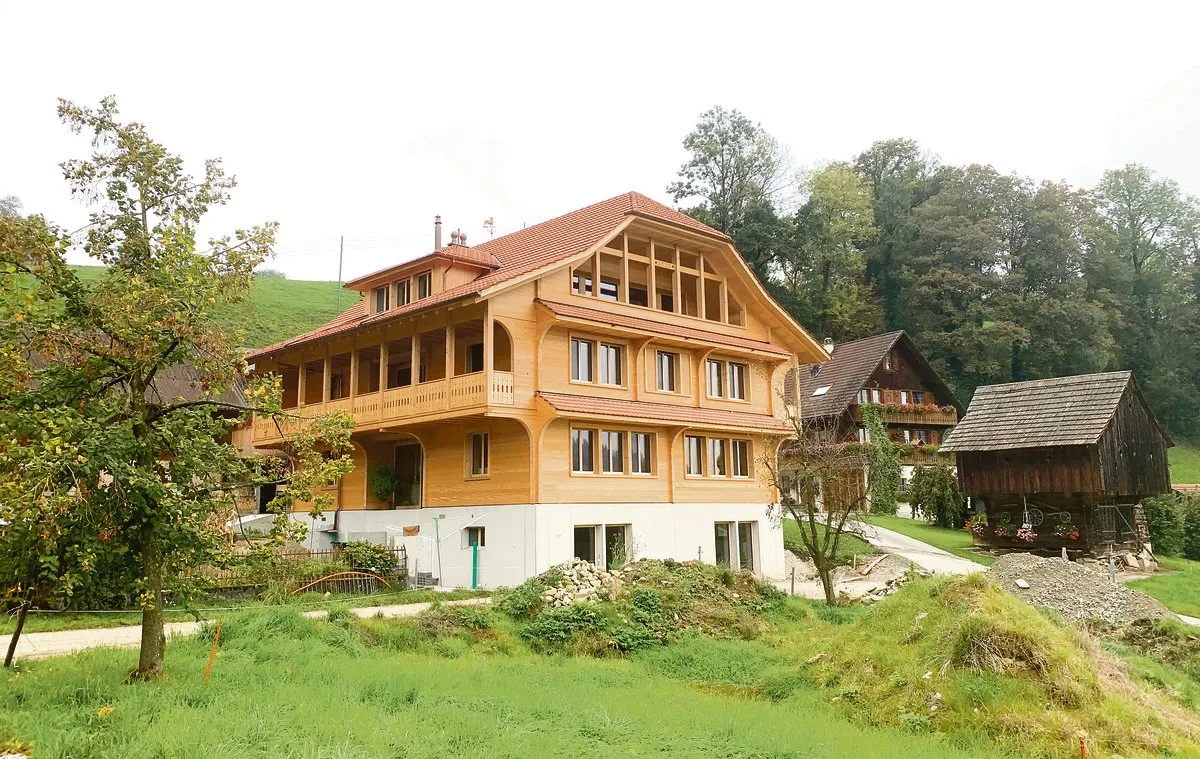 02fcde0d2261767a968459fe6ccfd375940c062a Der Ersatzneubau für das Bauernhaus von Familie Dissler, Altmoos, Wolhusen LU. Auch die bestehende Nachbarbauten sind bereits aus Holz. (Bilder Josef Scherer)