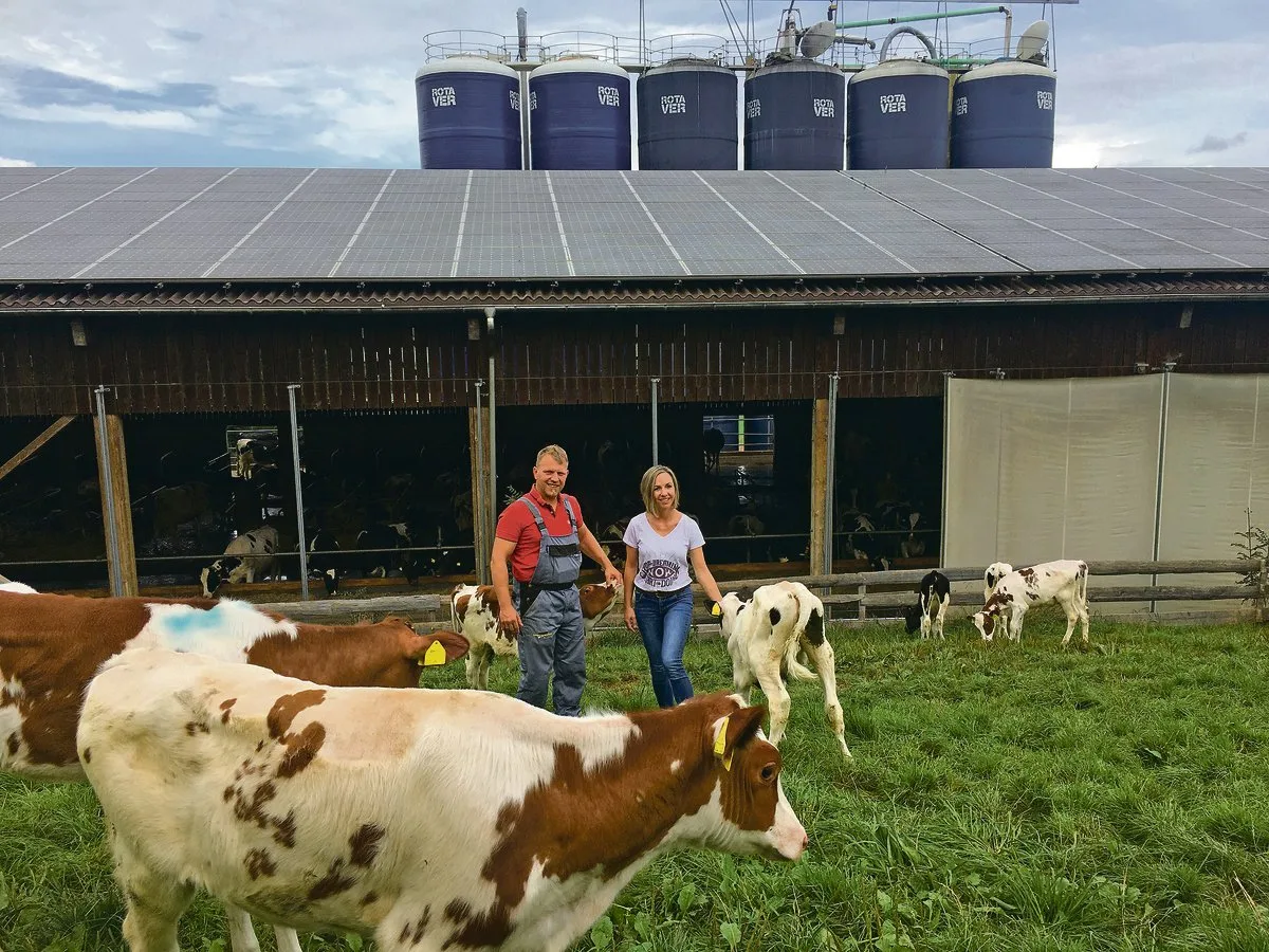 2fd7d52a4d06217c79d51b5e1045f598725c184e Christine und Thomas Gerber in der Kälberweide vor dem 2009 erbauten Milchviehstall mit Platz für 100 laktierende Kühe. Die 100 000er-Kühe habe er auch dem Stall zu verdanken.(Bild Armin Emmenegger)