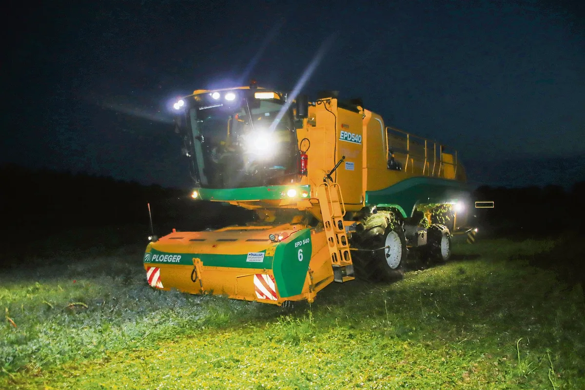 481c6cad0687879486ec2a71059246b7e48b5e6d Wie eine gigantische Raupe frisst sich die Erntemaschine im Dunkel der Nacht durch das Rheinauer Erbsenfeld und schält die Erbsen aus ihren Hülsen. (Bild Roland Müller)