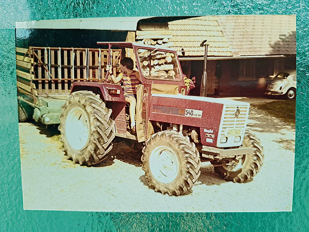 87402f10ec3fac1c8ea8c2aaa71ba031a4fdbdcfc0c839f36a19c24c83a5efa8 Dieses Bild vom August 1977 zeigt unseren damaligen Steyr-Traktor vor der Scheune in Luthern.