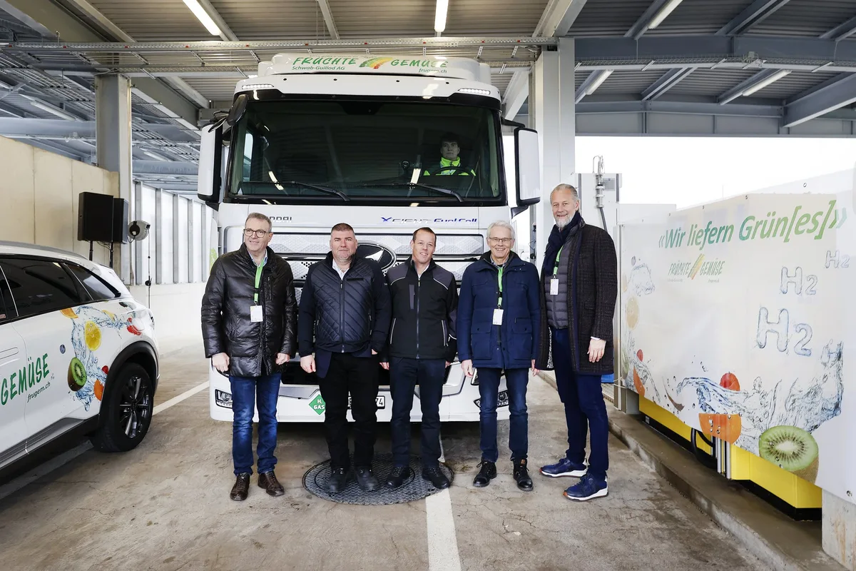 j__rg_ackermann__patrick_jenni__reto_schwab__hansj__rg_vock__beat_hirschi Gemüsehändler Schwab-Guillod eröffnet erste private Wasserstofftankstelle der Schweiz