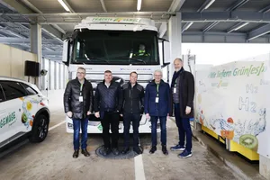 Für sie war die Eröffnung der Wasserstofftankstelle bei Schwab-Guillod «ein historischer Tag»: Jörg Ackermann (Förderverein H2 Mobilität Schweiz, v.l.n.r), Patrick Jenni (Schwab-Guillod AG), Reto Schwab (CEO Schwab-Guillod AG), Hansjörg Vock (H2 Energy), Beat Hirschi (CEO Hyundai Hydrogen Mobility AG).